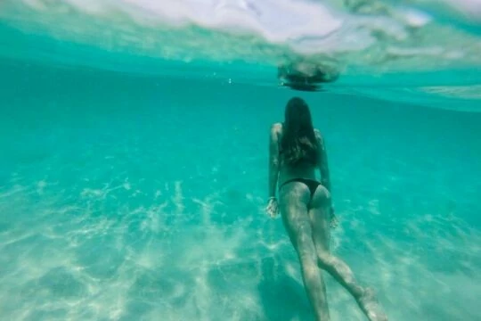 Женщина плавает под водой. Фото Free for commercial use, No attribution required. Бесплатное стоковое фото для свободного скачивания