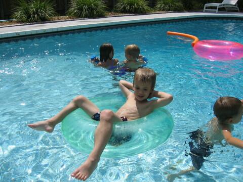 Дети в бассейне. Фото Free for commercial use, No attribution required. Бесплатное стоковое фото для свободного скачивания