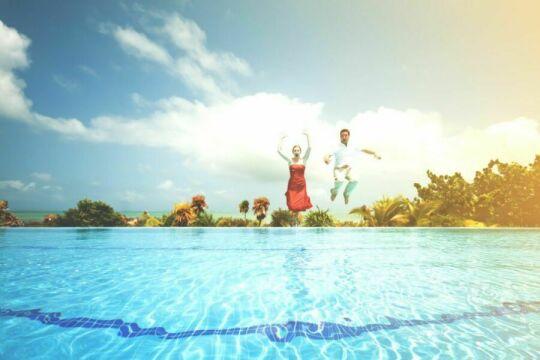 Мужчина и женщина прыгают в бассейн. Фото Free for commercial use, No attribution required. Бесплатное стоковое фото для свободного скачивания