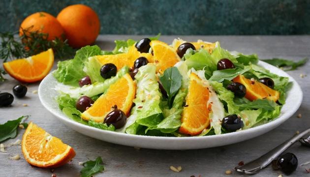 Салат  с апельсином и оливками. Фото Free for commercial use, No attribution required. Бесплатное стоковое фото для свободного скачивания