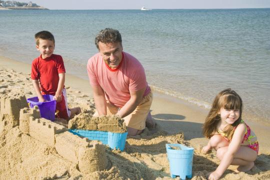 Дедушка и внуки строят замок из песка. Фото Free for commercial use, No attribution required. Бесплатное стоковое фото для свободного скачивания