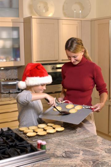 Мать и сын пекут рождественское печенье. Фото Свободно для коммерческого использования, Атрибуция не требуется. Бесплатное стоковое фото для свободного скачивания