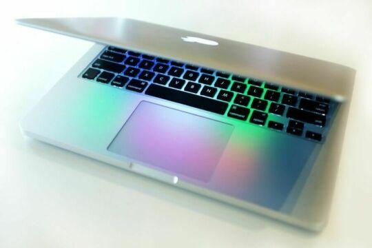 MacBook Pro с цветной подсветкой. Фото Free for commercial use, No attribution required. Бесплатное стоковое фото для свободного скачивания