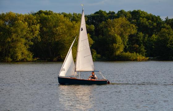 Маленькая лодка плывет по озеру. Фото Свободно для коммерческого использования, Атрибуция не требуется. Бесплатное стоковое фото для свободного скачивания