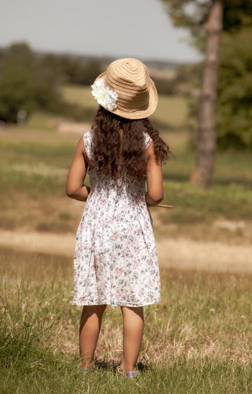 Ребенок в шляпе смотрит на поля. Фото Свободно для коммерческого использования, Атрибуция не требуется. Бесплатное стоковое фото для свободного скачивания