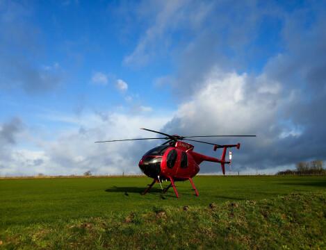 Красный 4-местный вертолет на траве. Фото Свободно для коммерческого использования, Атрибуция не требуется. Бесплатное стоковое фото для свободного скачивания