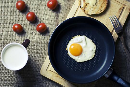 Сковорода для яиц на завтрак. Фото Free for commercial use, No attribution required. Бесплатное стоковое фото для свободного скачивания