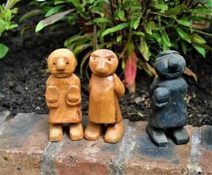 Три деревянные статуи. Фото Free for commercial use, No attribution required. Бесплатное стоковое фото для свободного скачивания