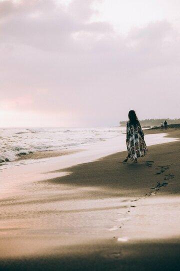 Женщина Пляж Песок. Фото Free for commercial use, No attribution required. Бесплатное стоковое фото для свободного скачивания
