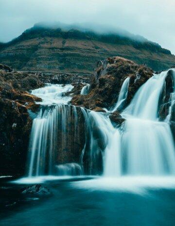 Облачный горный водопад. Фото Свободно для коммерческого использования, Атрибуция не требуется. Бесплатное стоковое фото для свободного скачивания