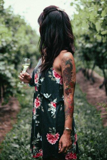 Женщина в винограднике. Фото Free for commercial use, No attribution required. Бесплатное стоковое фото для свободного скачивания