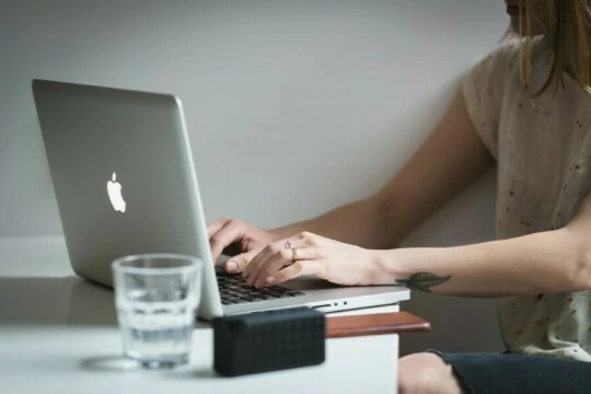Женщина, работающая с ноутбуком. Фото Свободно для коммерческого использования, Атрибуция не требуется. Бесплатное стоковое фото для свободного скачивания