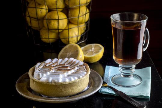 Лимонный пирог с чаем. Фото Свободно для коммерческого использования, Атрибуция не требуется. Бесплатное стоковое фото для свободного скачивания
