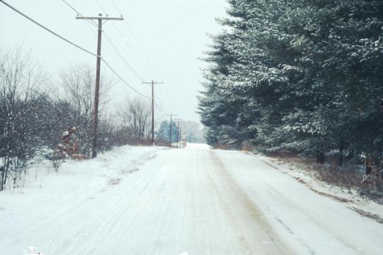 Зимняя дорога в снегу. Фото Free for commercial use, No attribution required. Бесплатное стоковое фото для свободного скачивания