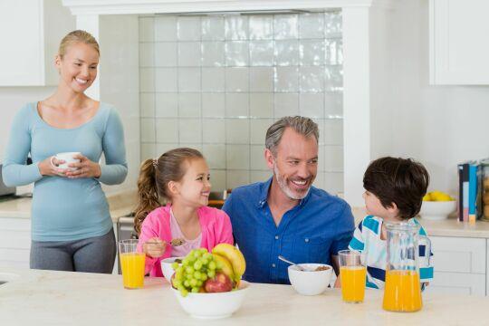 Счастливая семья завтракает на кухне. Фото Free for commercial use, No attribution required. Бесплатное стоковое фото для свободного скачивания