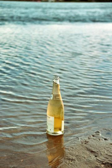 Шампанское на пляже. Фото Свободно для коммерческого использования, Атрибуция не требуется. Бесплатное стоковое фото для свободного скачивания