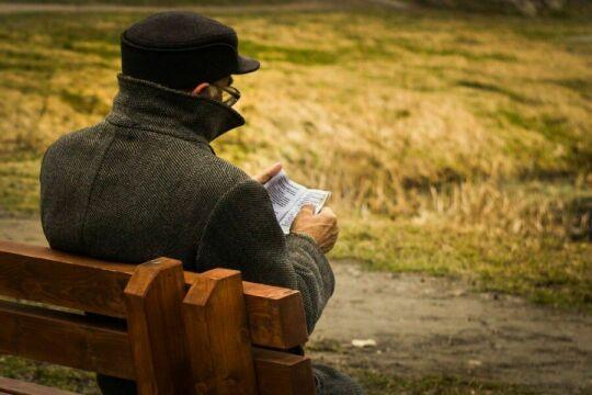 Мужчина читает книгу на скамейке в парке. Фото Free for commercial use, No attribution required. Бесплатное стоковое фото для свободного скачивания