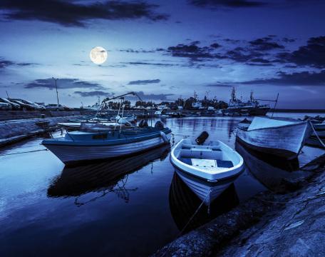 Рыбацкие лодки в порту Созополя ночью. Фото Free for commercial use, No attribution required. Бесплатное стоковое фото для свободного скачивания