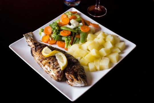 Рыба на гриле с картофелем и овощами. Фото Free for commercial use, No attribution required. Бесплатное стоковое фото для свободного скачивания