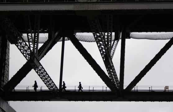 Люди, пересекающие мост. Фото Free for commercial use, No attribution required. Бесплатное стоковое фото для свободного скачивания