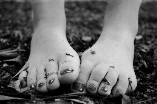 Женщина Ноги Листья. Фото Free for commercial use, No attribution required. Бесплатное стоковое фото для свободного скачивания