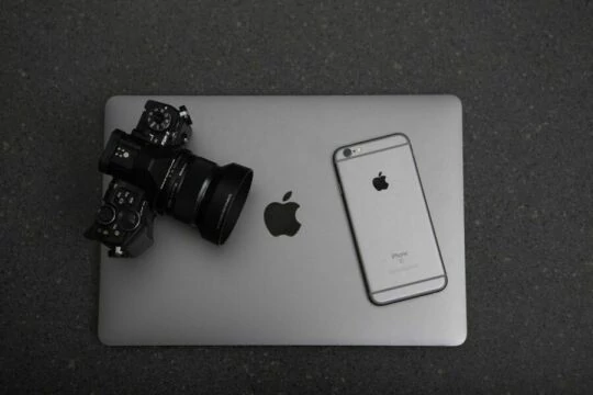 Черная камера iPhone Mac. Фото Free for commercial use, No attribution required. Бесплатное стоковое фото для свободного скачивания