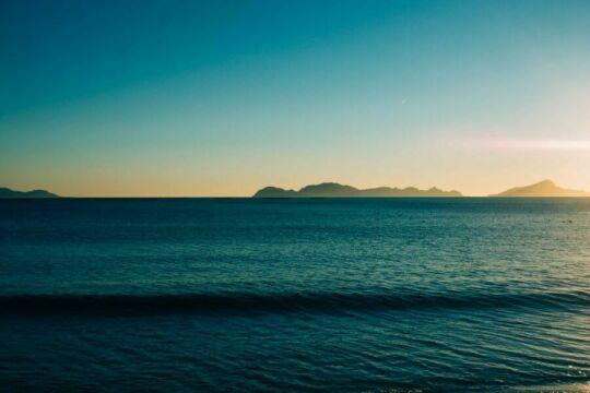 Пляж Море Волны Гора Панорама. Фото Free for commercial use, No attribution required. Бесплатное стоковое фото для свободного скачивания