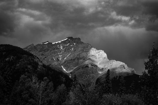 Черно-белая гора с сияющим на ней солнцем. Фото Free for commercial use, No attribution required. Бесплатное стоковое фото для свободного скачивания