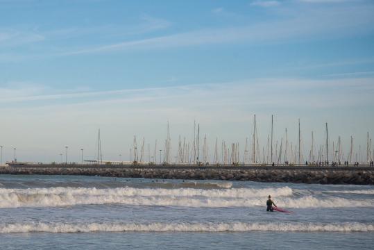 Серфинг на пляже Валенсии. Фото Свободно для коммерческого использования, Атрибуция не требуется. Бесплатное стоковое фото для свободного скачивания