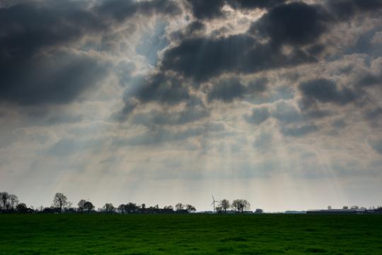 Солнечные лучи пробиваются сквозь облака. Фото Free for commercial use, No attribution required. Бесплатное стоковое фото для свободного скачивания