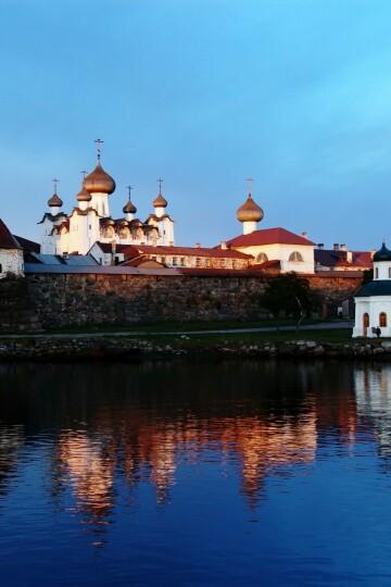 Соловецкий монастырь с отражением в воде. Фото Use only on websites, Attribution required. Бесплатное стоковое фото для свободного скачивания