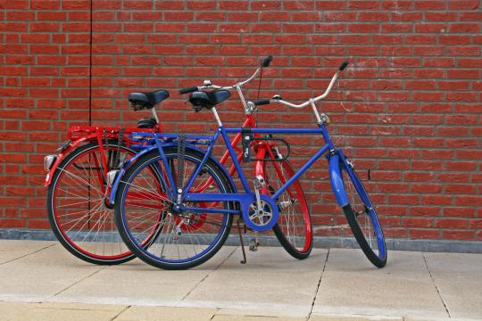 Красные и синие велосипеды. Фото Свободно для коммерческого использования, Атрибуция не требуется. Бесплатное стоковое фото для свободного скачивания
