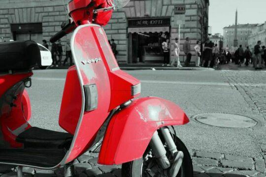 Красная улица Веспа Италия. Фото Free for commercial use, No attribution required. Бесплатное стоковое фото для свободного скачивания