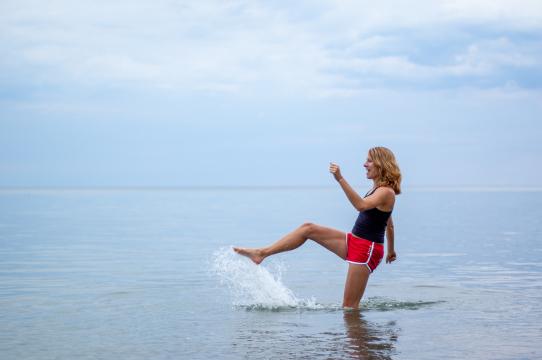 Женщина на пляже (4). Фото Свободно для коммерческого использования, Атрибуция не требуется. Бесплатное стоковое фото для свободного скачивания