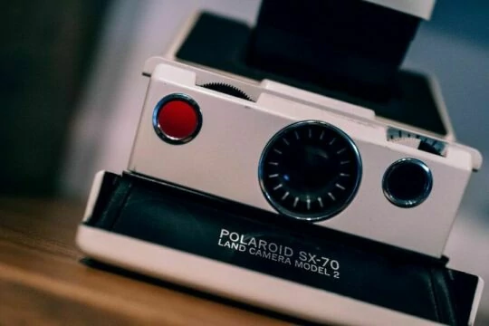 Фотокамера Polaroid. Фото Свободно для коммерческого использования, Атрибуция не требуется. Бесплатное стоковое фото для свободного скачивания
