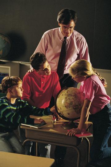 Учитель с учениками смотрят на глобус. Фото Свободно для коммерческого использования, Атрибуция не требуется. Бесплатное стоковое фото для свободного скачивания