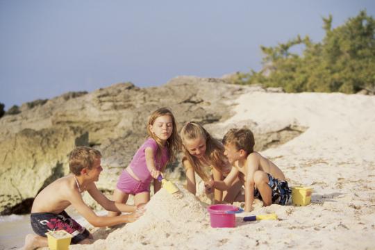 Дети, играющие на пляже. Фото Свободно для коммерческого использования, Атрибуция не требуется. Бесплатное стоковое фото для свободного скачивания