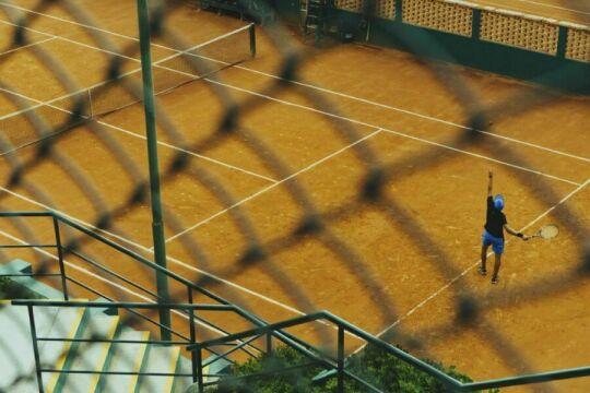 Человек, играющий в теннис. Фото Free for commercial use, No attribution required. Бесплатное стоковое фото для свободного скачивания