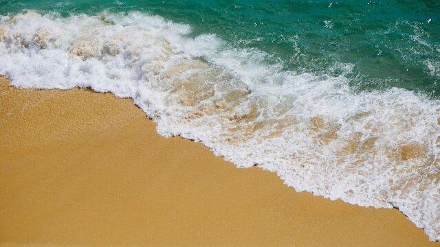 Пляжные волны и песок. Фото Свободно для коммерческого использования, Атрибуция не требуется. Бесплатное стоковое фото для свободного скачивания