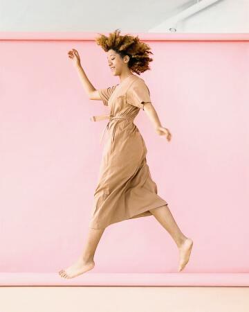 женщина прыгает. Фото Free for commercial use, No attribution required. Бесплатное стоковое фото для свободного скачивания