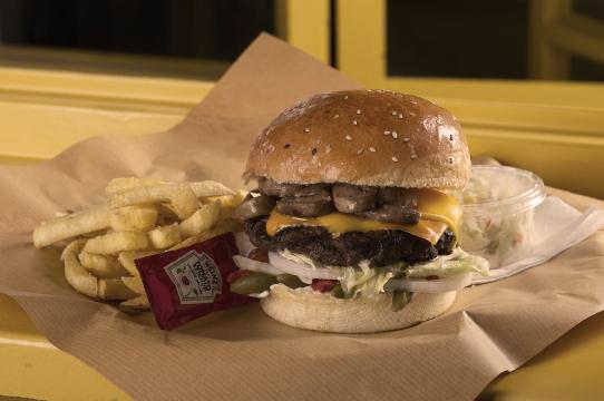 Сэндвич-гамбургер. Фото Свободно для коммерческого использования, Атрибуция не требуется. Бесплатное стоковое фото для свободного скачивания