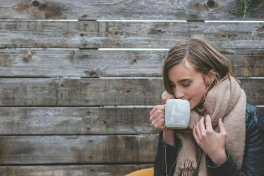 Женщина пьет горячий кофе. Фото Free for commercial use, No attribution required. Бесплатное стоковое фото для свободного скачивания