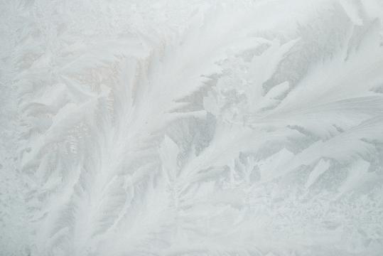 Зимние морозные узоры на замерзшем оконном стекле. Фото Free for personal use, Attribution required. Бесплатное стоковое фото для свободного скачивания