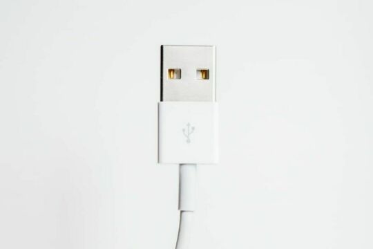 Белый USB. Фото Свободно для коммерческого использования, Атрибуция не требуется. Бесплатное стоковое фото для свободного скачивания