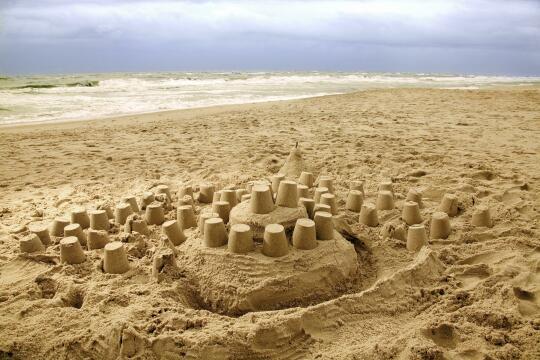 Замок из песка на пляже (2). Фото Свободно для коммерческого использования, Атрибуция не требуется. Бесплатное стоковое фото для свободного скачивания