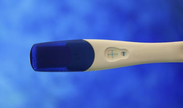 Тест на беременность - положительный. Фото Свободно для коммерческого использования, Атрибуция не требуется. Бесплатное стоковое фото для свободного скачивания
