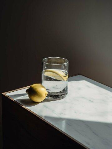 Стакан воды с лимоном (2). Фото Свободно для коммерческого использования, Атрибуция не требуется. Бесплатное стоковое фото для свободного скачивания