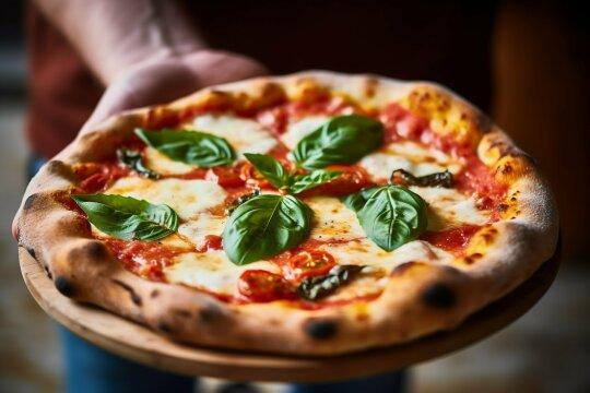 Неаполитанская пицца Маргарита. Фото Свободно для коммерческого использования, Атрибуция не требуется. Бесплатное стоковое фото для свободного скачивания