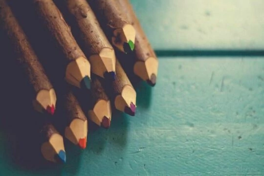 Деревянные цветные карандаши. Фото Free for commercial use, No attribution required. Бесплатное стоковое фото для свободного скачивания