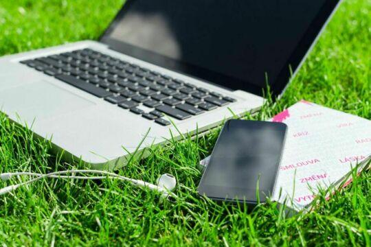 MacBook Наушники iPhone Трава. Фото Свободно для коммерческого использования, Атрибуция не требуется. Бесплатное стоковое фото для свободного скачивания